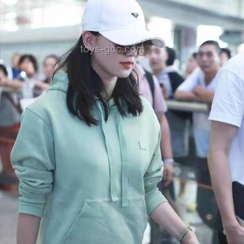 **刘诗诗现身成都，元气满满背后的创新魅力探索💫**